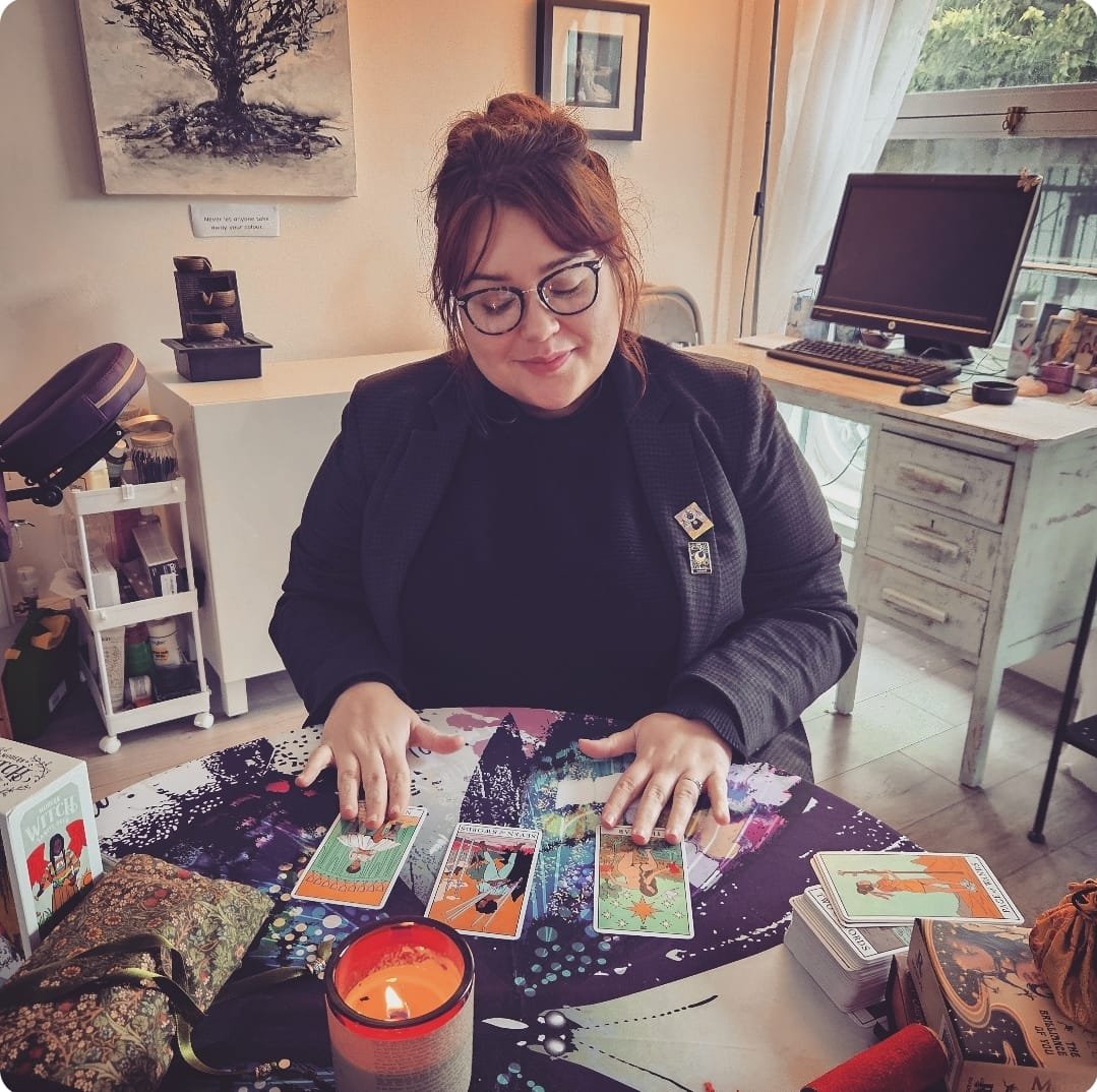 Kerry Sheree reading Tarot